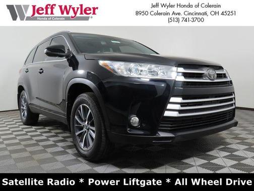 Midnight Black Metallic 2019 Toyota Highlander XLE
