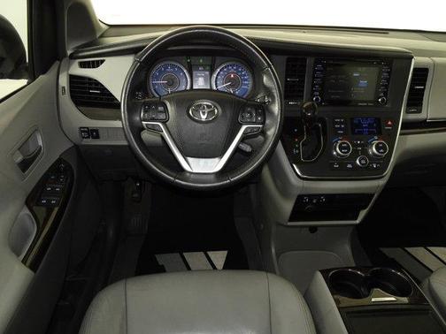 2018 Toyota Sienna XLE