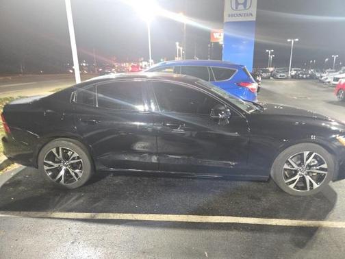 2024 Volvo S60 B5 Plus Dark Theme