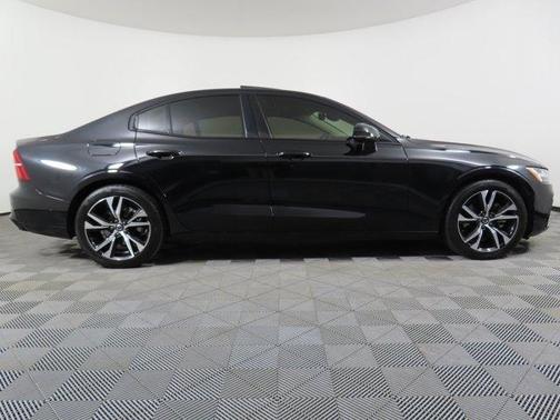 2024 Volvo S60 B5 Plus Dark Theme