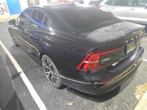 2024 Volvo S60 B5 Plus Dark Theme