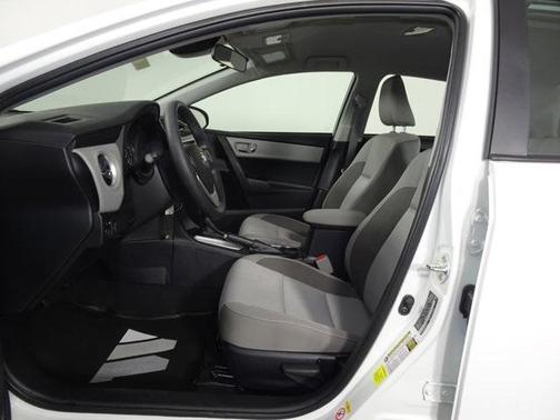 Photo 4 of 41 of 2019 Toyota Corolla LE