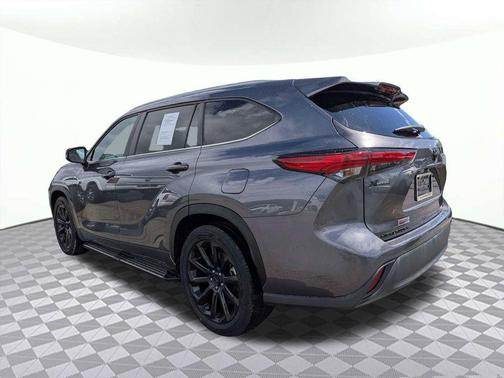 Magnetic Gray Metallic 2023 Toyota Highlander XLE