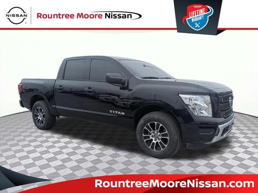 Super Black 2022 Nissan Titan SV