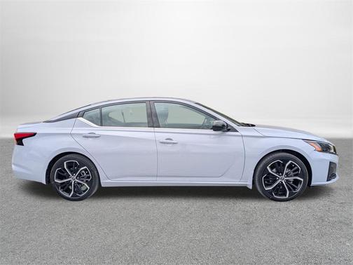 2025 Nissan Altima SR FWD