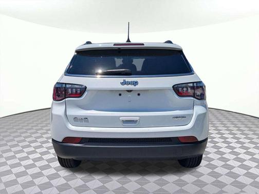 Bright White Clearcoat 2024 Jeep Compass Latitude