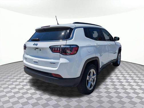 Bright White Clearcoat 2024 Jeep Compass Latitude