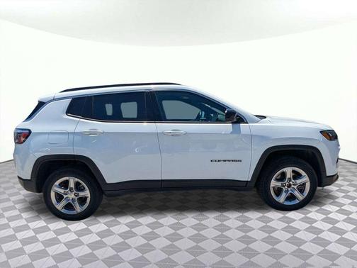 Bright White Clearcoat 2024 Jeep Compass Latitude
