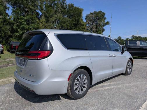 Silver Mist Clearcoat 2024 Chrysler Pacifica Hybrid Select