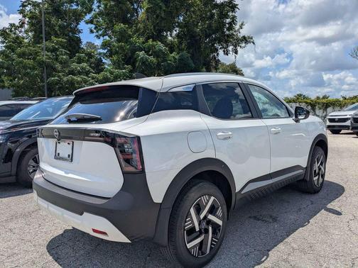 Aspen White Tricoat 2026 Nissan Kicks SV