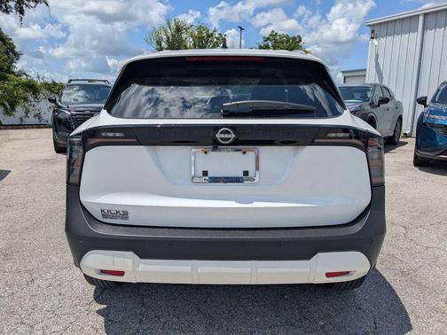 Aspen White Tricoat 2026 Nissan Kicks SV