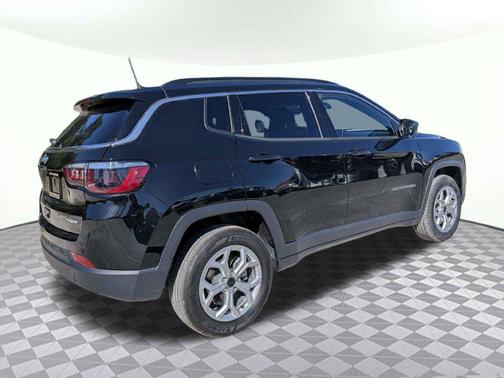 Diamond Black Crystal Pearlcoat 2025 Jeep Compass Latitude