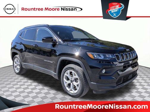 Diamond Black Crystal Pearlcoat 2025 Jeep Compass Latitude
