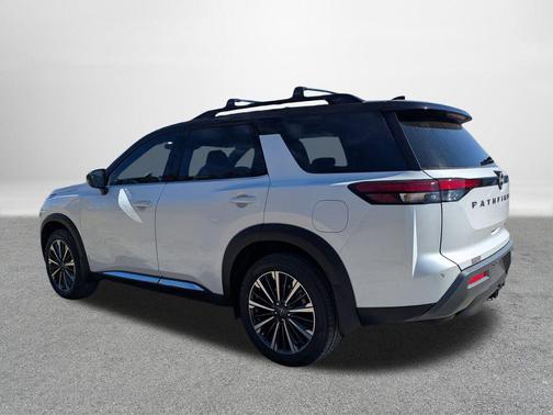 Everest White Pearl Tricoat/Super Black 2026 Nissan Pathfinder Platinum