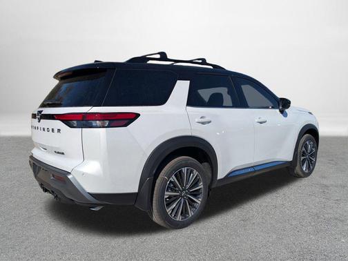 Everest White Pearl Tricoat/Super Black 2026 Nissan Pathfinder Platinum