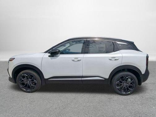 Aspen White Tricoat/Super Black 2026 Nissan Kicks SR