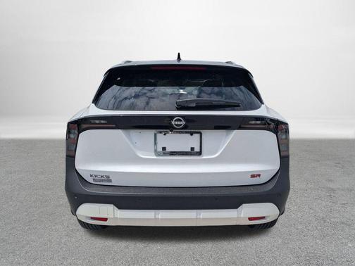 Aspen White Tricoat/Super Black 2026 Nissan Kicks SR