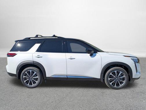 Everest White Pearl Tricoat/Super Black 2026 Nissan Pathfinder Platinum