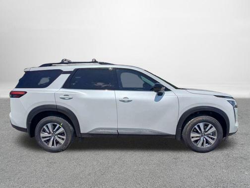 Everest White Pearl Tricoat 2026 Nissan Pathfinder SL