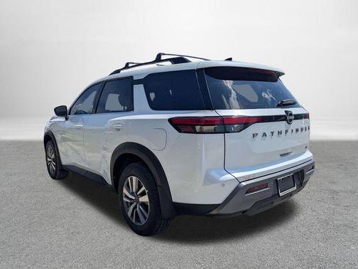 Everest White Pearl Tricoat 2026 Nissan Pathfinder SL