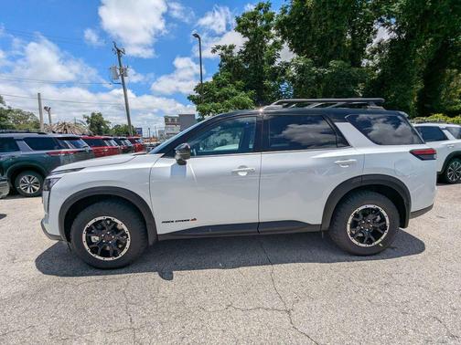 Everest White Pearl Tricoat/Super Black 2026 Nissan Pathfinder Rock Creek