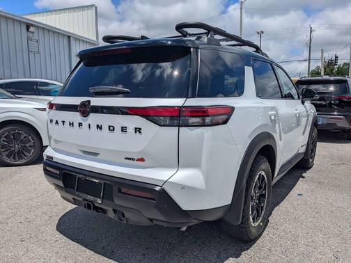 Everest White Pearl Tricoat/Super Black 2026 Nissan Pathfinder Rock Creek