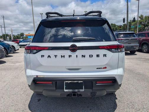 Everest White Pearl Tricoat/Super Black 2026 Nissan Pathfinder Rock Creek
