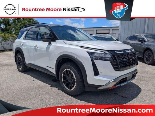 Everest White Pearl Tricoat/Super Black 2026 Nissan Pathfinder Rock Creek