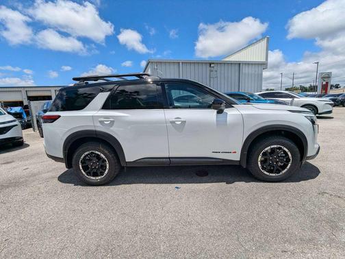 Everest White Pearl Tricoat/Super Black 2026 Nissan Pathfinder Rock Creek