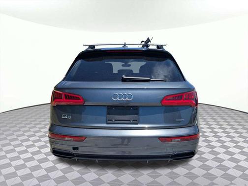 Daytona Gray Pearl Effect 2020 Audi Q5 45 Titanium Premium