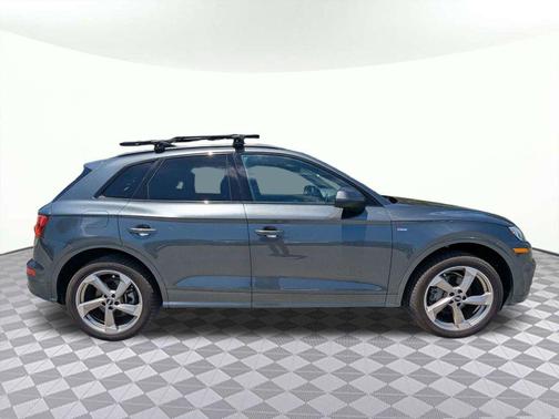 Daytona Gray Pearl Effect 2020 Audi Q5 45 Titanium Premium