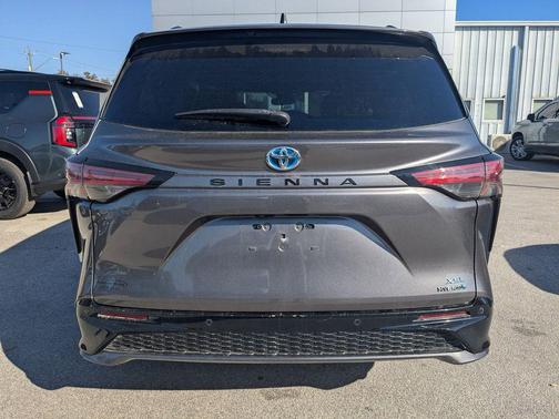 2021 Toyota Sienna XSE 7 Passenger