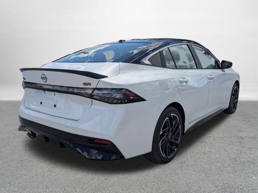 Aspen White Tricoat/Super Black 2026 Nissan Sentra SR