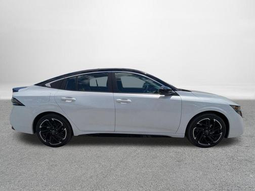 Aspen White Tricoat/Super Black 2026 Nissan Sentra SR