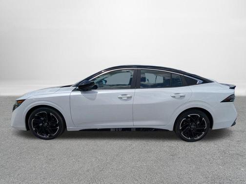 Aspen White Tricoat/Super Black 2026 Nissan Sentra SR
