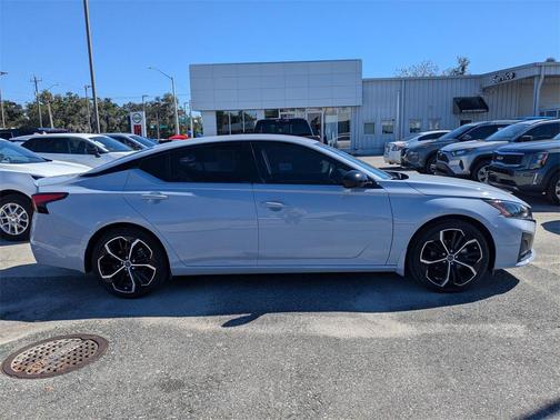 2023 Nissan Altima SR FWD