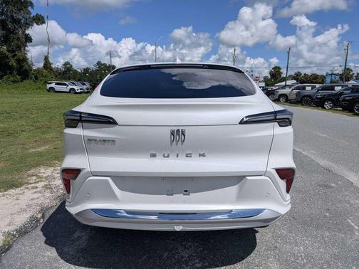 White Frost Tricoat 2025 Buick Envista Avenir FWD