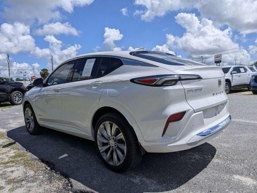 White Frost Tricoat 2025 Buick Envista Avenir FWD