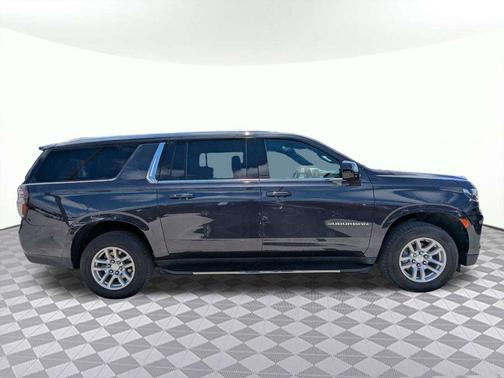 Dark Ash Metallic 2023 Chevrolet Suburban LT