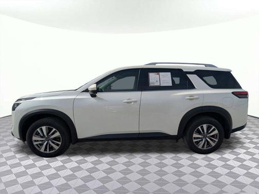 Pearl White Tricoat 2023 Nissan Pathfinder SL 4WD