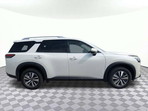 Pearl White Tricoat 2023 Nissan Pathfinder SL 4WD