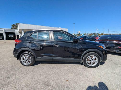 2019 Nissan Kicks S