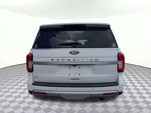 OXFORD WHITE 2024 Ford Expedition XLT