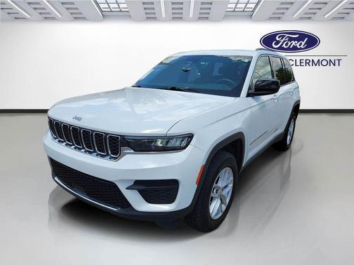 Bright White Clearcoat 2024 Jeep Grand Cherokee Laredo