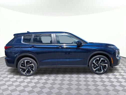 Alloy Silver Metallic 2024 Mitsubishi Outlander SE Black Edition S-AWC