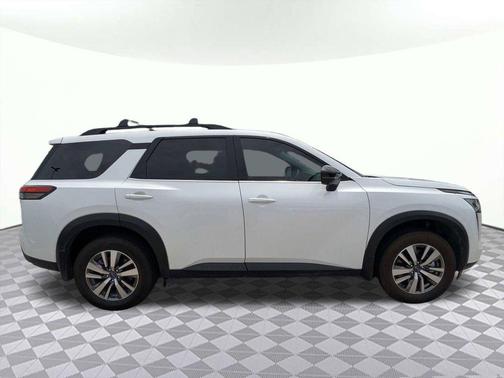 Everest White Pearl Tricoat 2026 Nissan Pathfinder SL