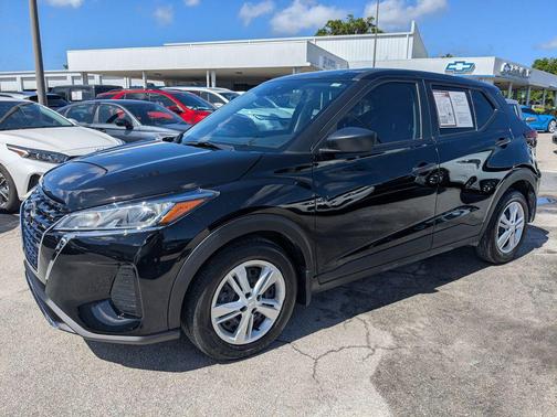 Super Black 2025 Nissan Kicks S