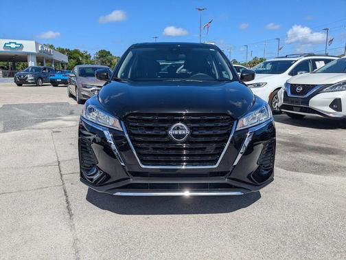 Super Black 2025 Nissan Kicks S