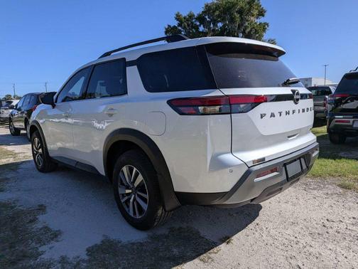 Everest White Pearl Tricoat 2026 Nissan Pathfinder SL