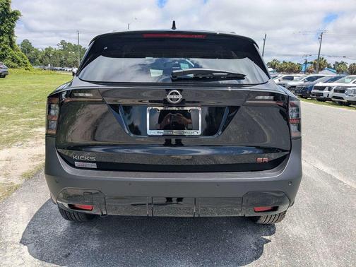Super Black 2026 Nissan Kicks SR
